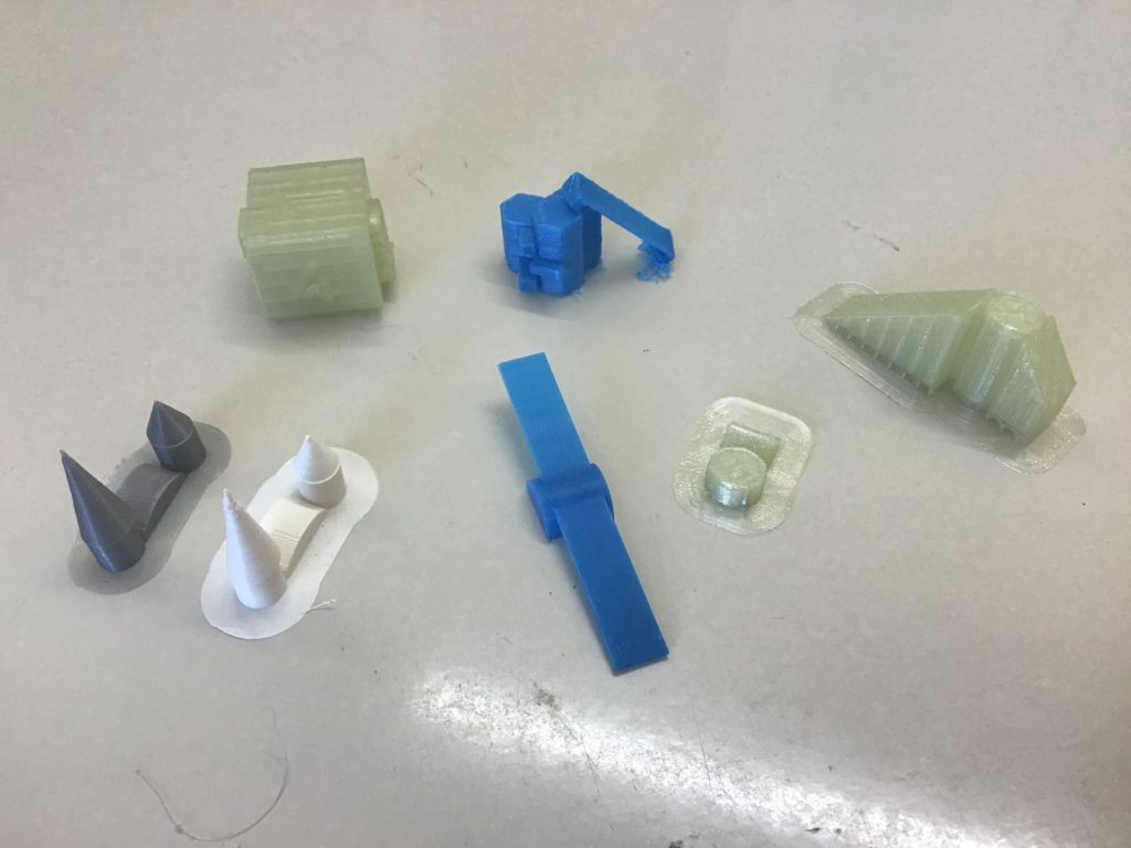 3D Drucke, kleine Modelle ähnlich einem Schloß oder eine Wippe